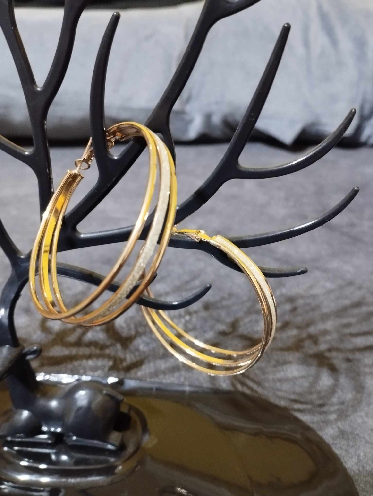 Nagy méretű, arany színű, csillogós karika fülbevaló