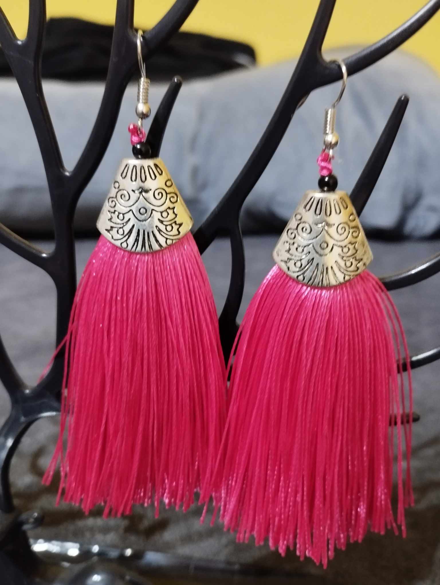 Sötét pink színű, lógós selyemszál fülbevaló, fém felsőrésszel