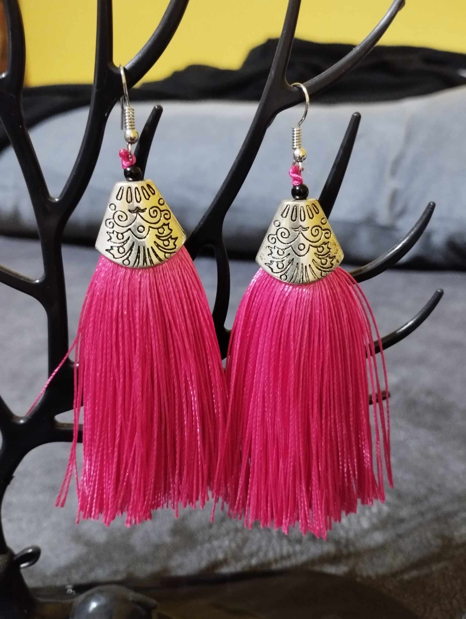 Sötét pink színű, lógós selyemszál fülbevaló, fém felsőrésszel