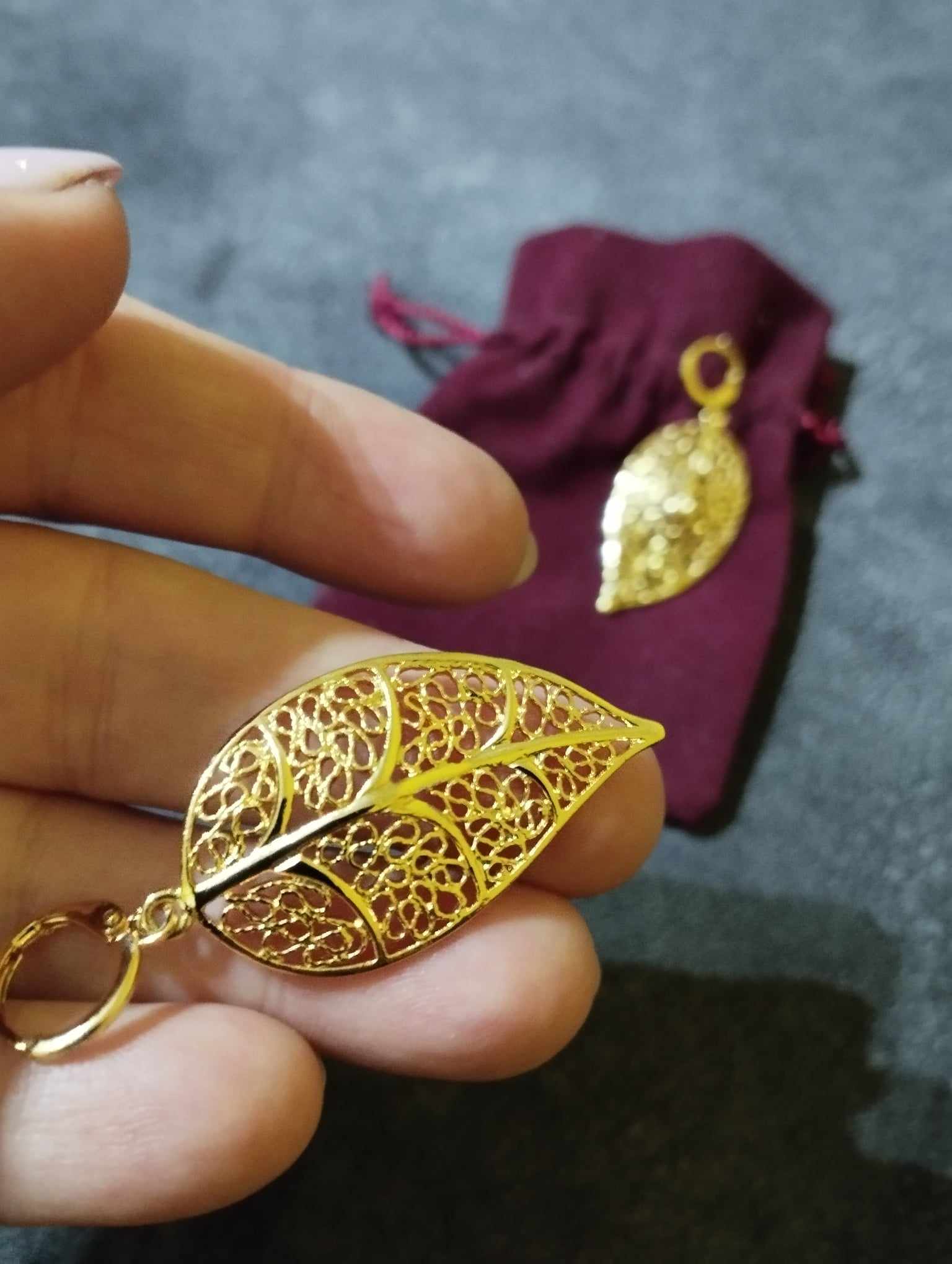 Falevél alakú aranyszínű fülbevaló