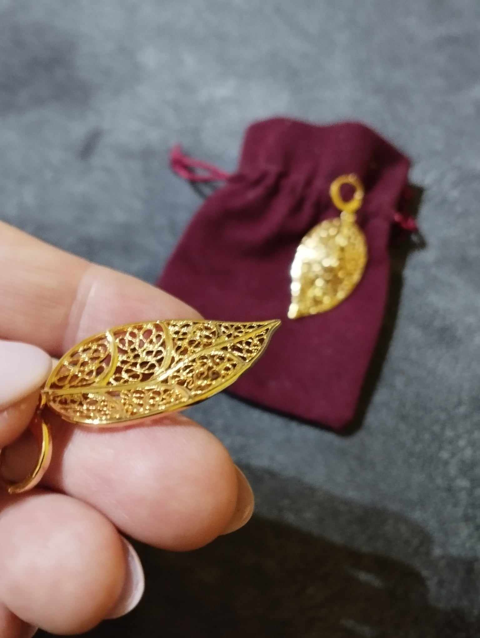 Falevél alakú aranyszínű fülbevaló