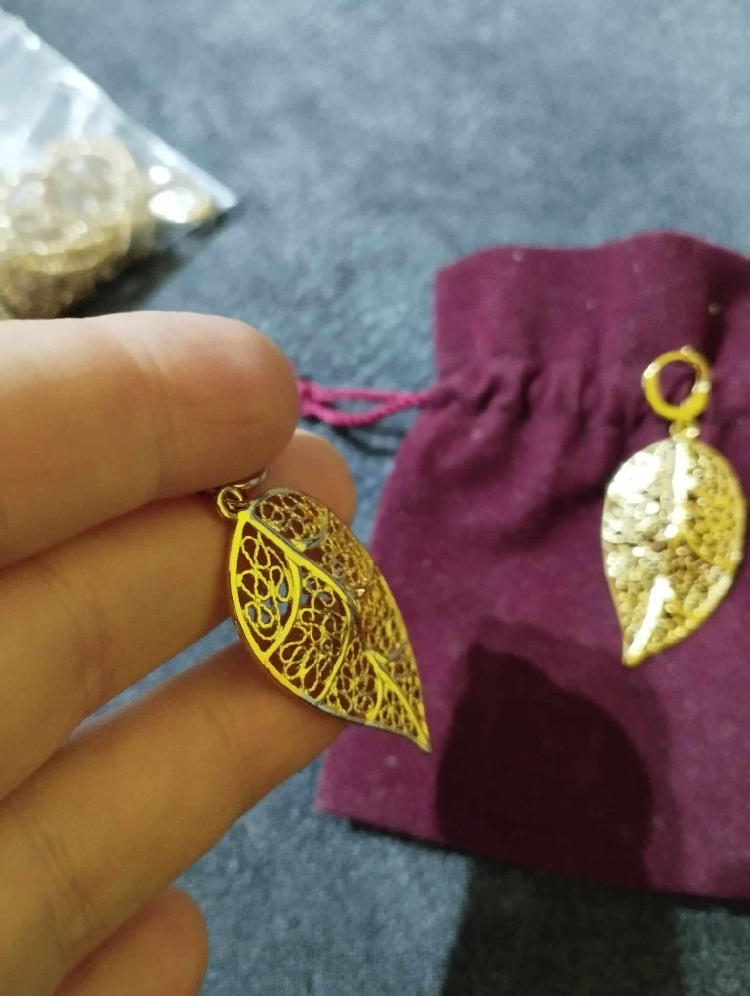 Falevél alakú aranyszínű fülbevaló