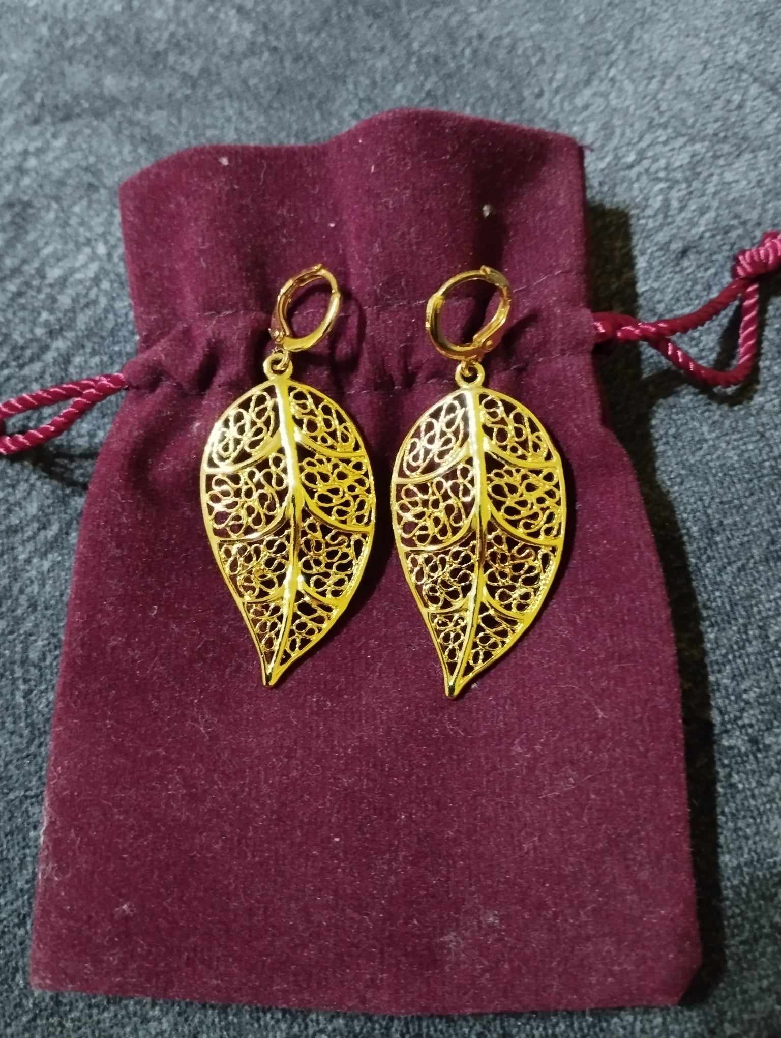 Falevél alakú aranyszínű fülbevaló