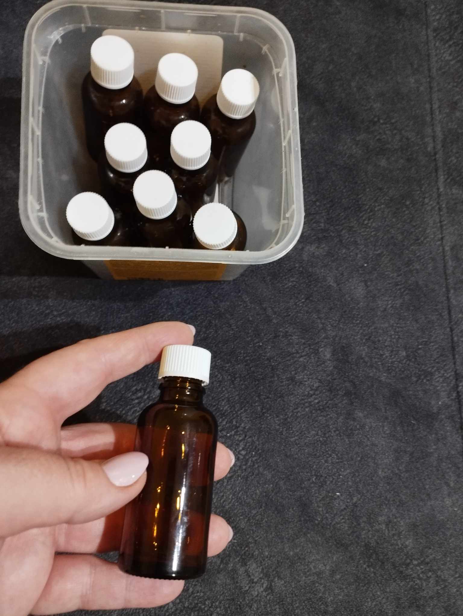 9 db kis üvegcse, 30 ml-es